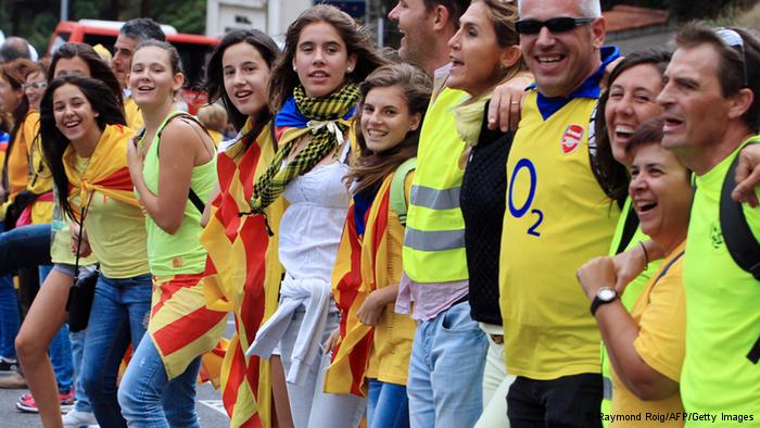 В Каталония привържениците на независимостта направиха 400-километрова жива верига
