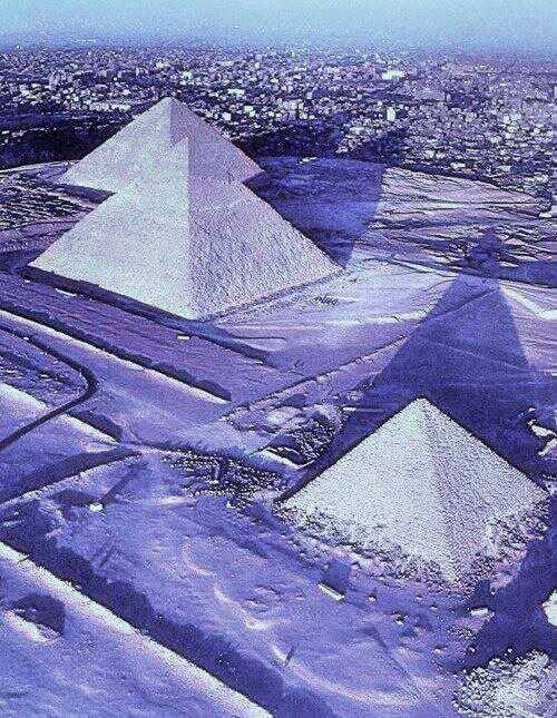 пирамиди сняг