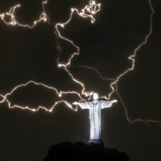 Мълния откъсна пръст от статуята на Христос в Рио