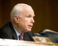 Група  американски сенатори подготвят закон за предоставяне на военна помощ на Украйна за  $ 100 млн., каза американският сенатор Джон Маккейн по телевизионния канал "Интер".