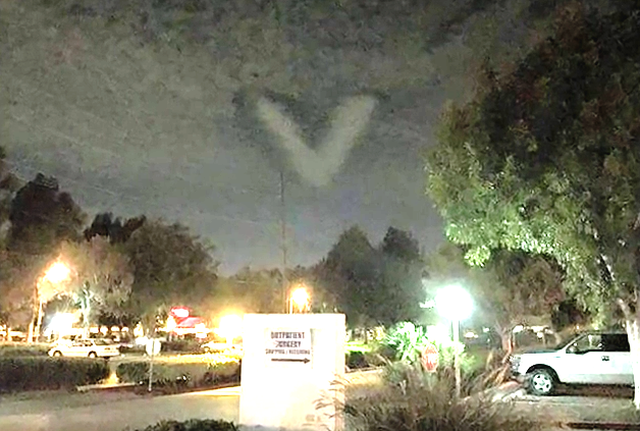 Oгромен V- образен НЛО се появи в облаците по време на лунното  затъмнение (видео)
