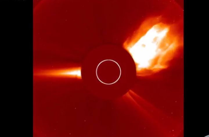 Двоен взрив на Слънцето заснеха апаратите на НАСА (видео)