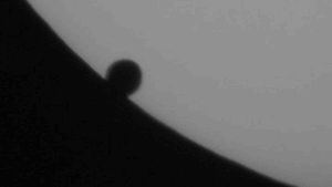 Венера се „разходи“  по слънчевия диск (видео)