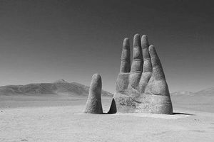 Гигантската ръка в пустинята Атакама (видео)