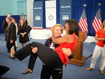 Състезателката по борба Елена Пирожкова вдигна на ръце Мишел Обама