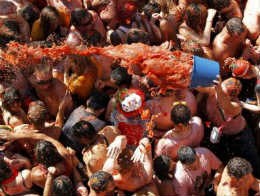 100 тона домати бяха използвани на фестивала „Ла Томатина“ в Испания (видео)