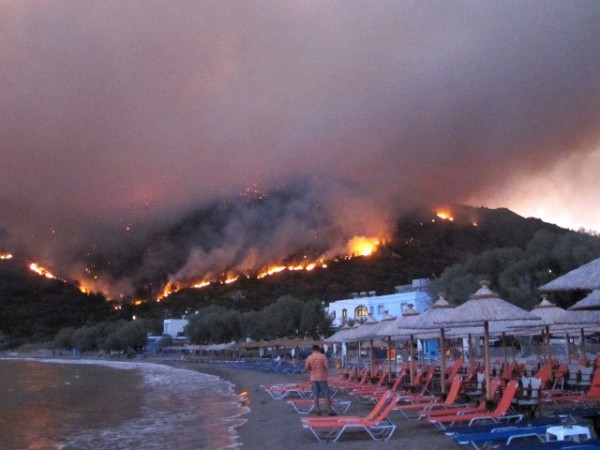 Пожар изпепели половината от остров Хиос