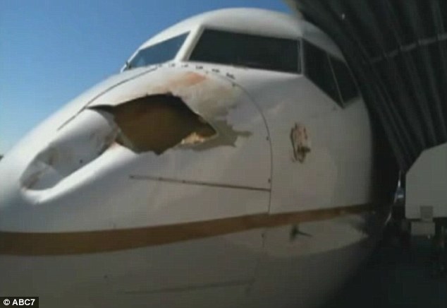 Неизвестен обект се вряза в Боинг 737 на United Airlines