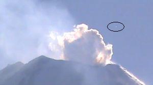 НЛО излита от кратера на мексиканския вулкан Попо (видео)