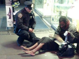 Бездомникът, който получи обувки от полицай, отново е бос