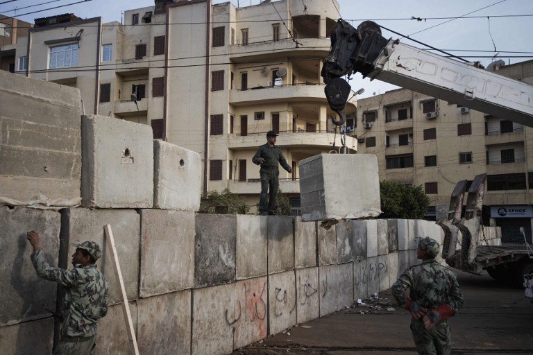 Египет: Армията  изгражда бетонна стена около двореца на президента
