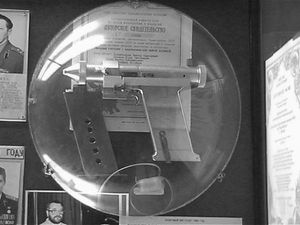 Съветските космонавти били въоръжени с лазерeн  пистолет  за защита от извънземни