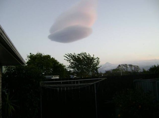 Странен облак с НЛО