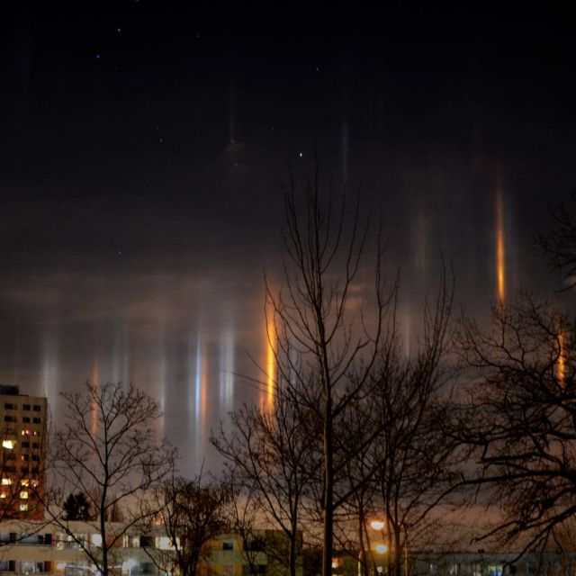 Светлинни стълбове в небето на Стокхолм