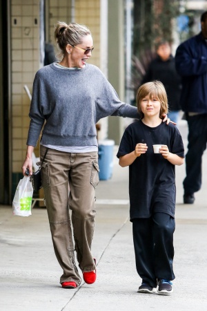 Шарън Стоун на разходка със сина си