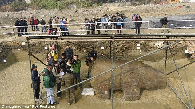 В Китай   намериха гигантска скулптура на неизвестно животно