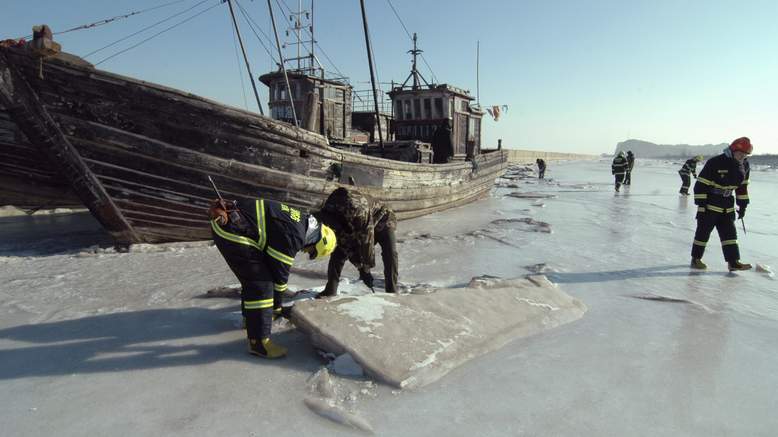 В Китай от аномалния студ замръзна море
