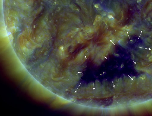 Огромната коронарна дупка на Слънцето продължава да расте