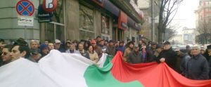 Протестиращи гориха чучело на енергийния министър в центъра на София