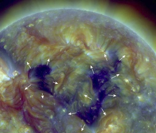 V-образна пукнатина в слънчевата атмосфера (видео)