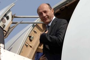 Челен опит: Румънският президент бе лишен от самолет поради икономии