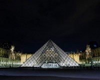 В Париж затвориха Лувъра заради наплив от джебчии