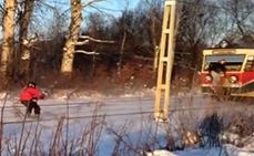 Скиор се захваща за влак и се пързаля след него с 80 км/ч (видео)