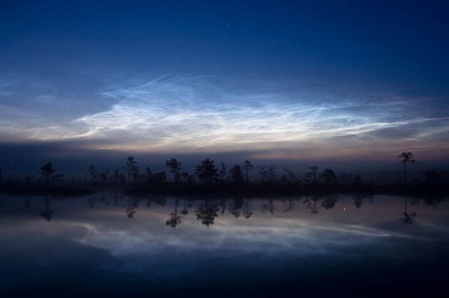 Над планетата продължават да се разпространяват странни светещи облаци