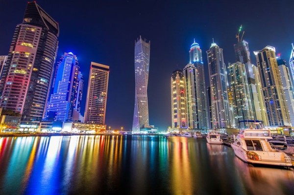 В Дубай се открива Cayan Tower