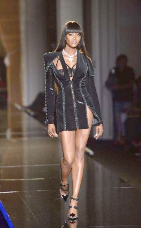 За нея времето спря: Наоми участва в модно шоу на Versace след 15 години