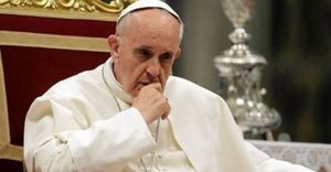 Папа Франциск отлъчи от църквата свещеник, който защитава еднополовите бракове