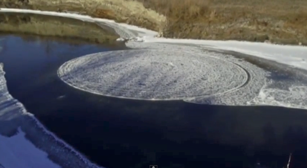 Мистериозен въртящ се леден кръг в  река в Северна Дакота (видео)