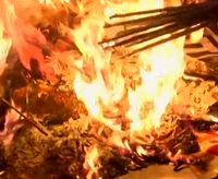 В централната част на Лондон протестиращи изгориха сметките си за ток