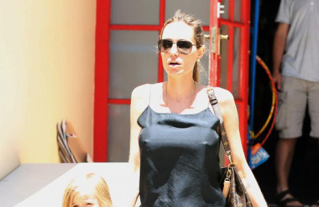 Анджелина Джоли показа новите си гърди без бельо