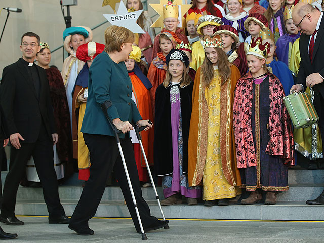 Ангела Меркел, която получи травма при каране на ски, се появи пред публика с патерици