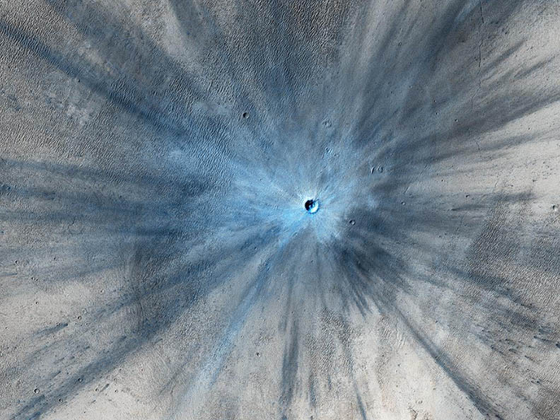 Мистериозен кратер се появи  на Марс