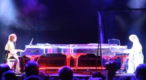 Необикновен концерт – пианист свири заедно със своята холограма (видео)