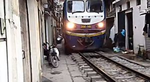 Влак се движи по тясна улица в Ханой (видео)