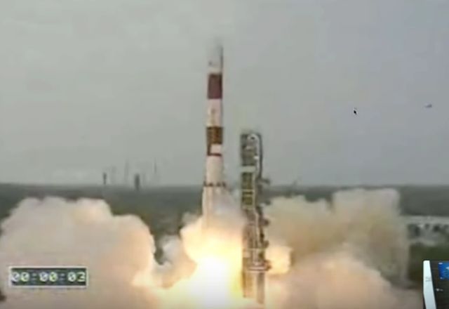 НЛО наблюдават изстрелването на индийска ракета (видео)