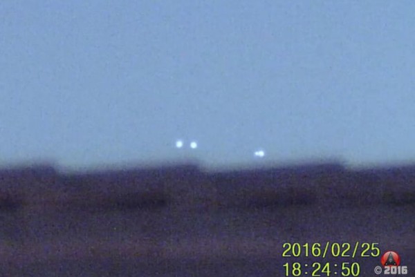 Четири светещи сфери прелитат над US военна база (видео)