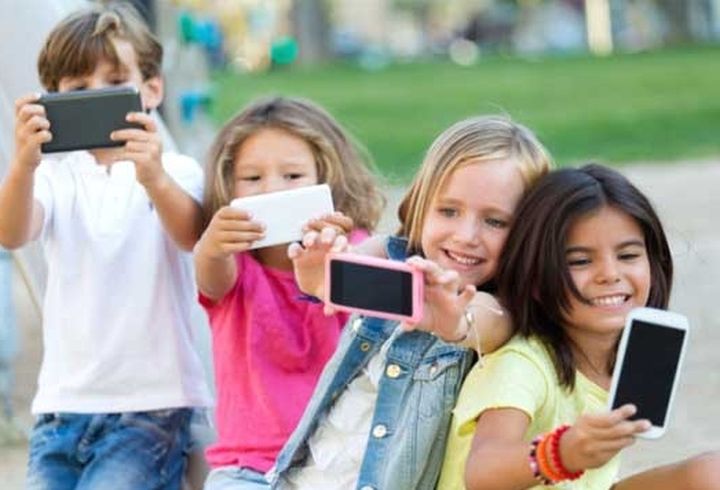 Франция ще забрани употребата на мобилни телефони в училищата