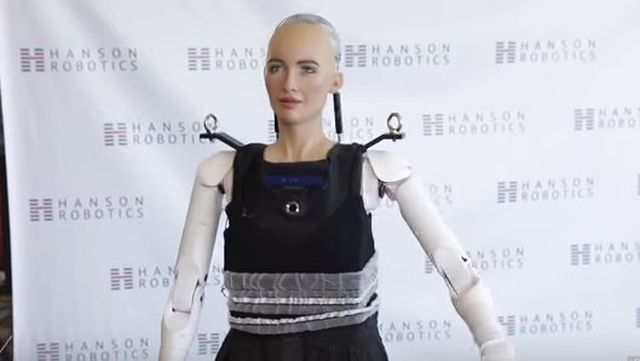 Роботът София се превърна в  човекоподобен (видео)