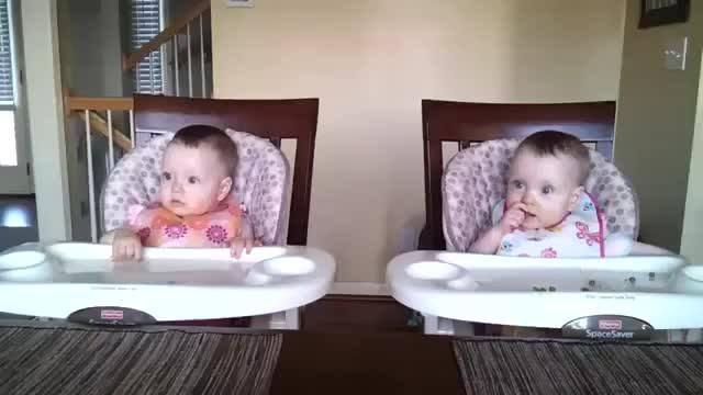 11- месечни близначки танцуват под акомпанимента на китарата на тати! (видео)