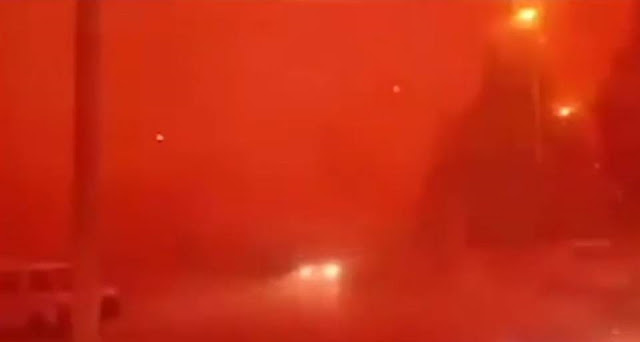Небето в Алжир внезапно стана червено (видео)