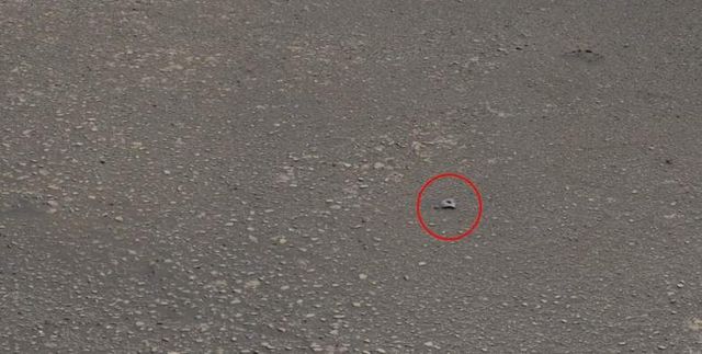 Най-загадъчната снимка от Марс: Ясно се вижда метален детайл!