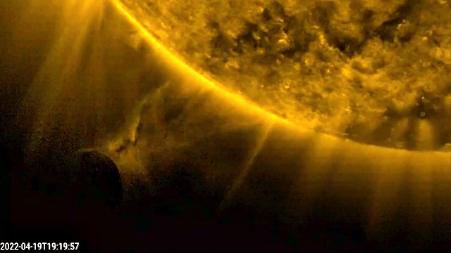 Отново се появи огромен НЛО за да се зареди от нашето Слънце